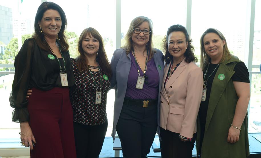 O governador Carlos Massa Ratinho Junior confirmou nesta quarta-feira (9) mais 1.494 novas casas populares para moradores de 33 municípios paranaenses. São imóveis financiados, casas repassadas gratuitamente a famílias de baixa renda e condomínios para pessoas idosas. O investimento é de R$ 118 milhões, com recursos do Tesouro Estadual, por meio do programa Habita Paraná, e de financiamento do Banco Interamericano de Desenvolvimento (BID).