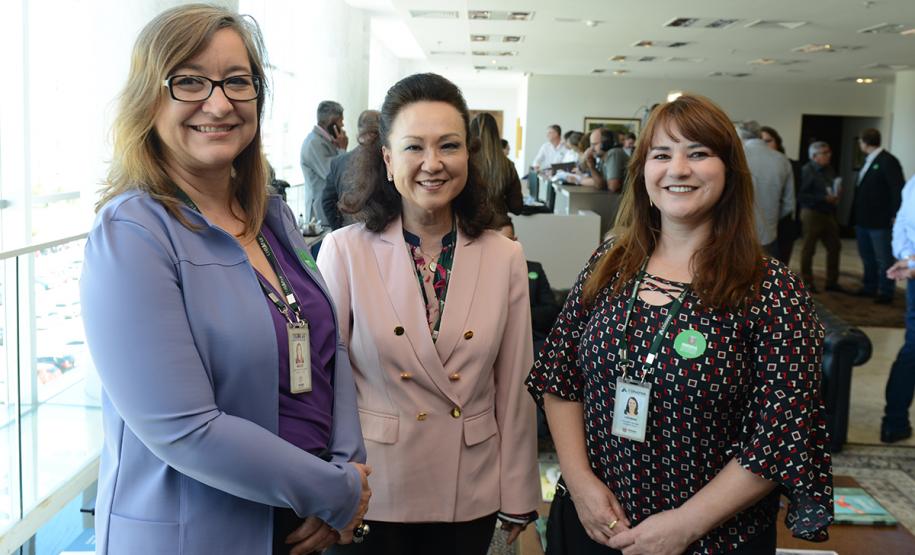 O governador Carlos Massa Ratinho Junior confirmou nesta quarta-feira (9) mais 1.494 novas casas populares para moradores de 33 municípios paranaenses. São imóveis financiados, casas repassadas gratuitamente a famílias de baixa renda e condomínios para pessoas idosas. O investimento é de R$ 118 milhões, com recursos do Tesouro Estadual, por meio do programa Habita Paraná, e de financiamento do Banco Interamericano de Desenvolvimento (BID).