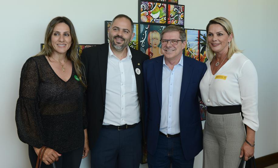 O governador Carlos Massa Ratinho Junior confirmou nesta quarta-feira (9) mais 1.494 novas casas populares para moradores de 33 municípios paranaenses. São imóveis financiados, casas repassadas gratuitamente a famílias de baixa renda e condomínios para pessoas idosas. O investimento é de R$ 118 milhões, com recursos do Tesouro Estadual, por meio do programa Habita Paraná, e de financiamento do Banco Interamericano de Desenvolvimento (BID).