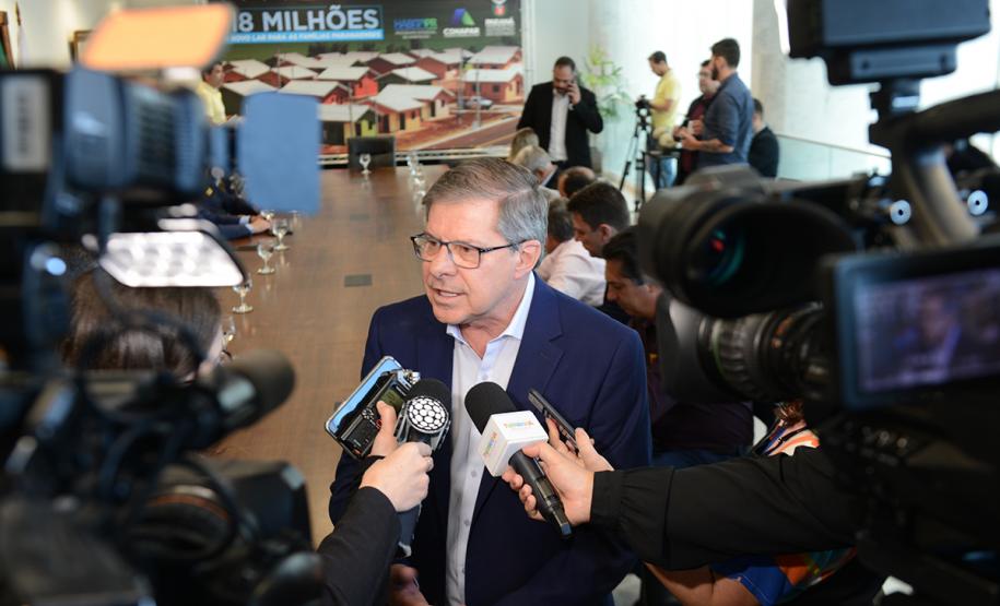O governador Carlos Massa Ratinho Junior confirmou nesta quarta-feira (9) mais 1.494 novas casas populares para moradores de 33 municípios paranaenses. São imóveis financiados, casas repassadas gratuitamente a famílias de baixa renda e condomínios para pessoas idosas. O investimento é de R$ 118 milhões, com recursos do Tesouro Estadual, por meio do programa Habita Paraná, e de financiamento do Banco Interamericano de Desenvolvimento (BID).