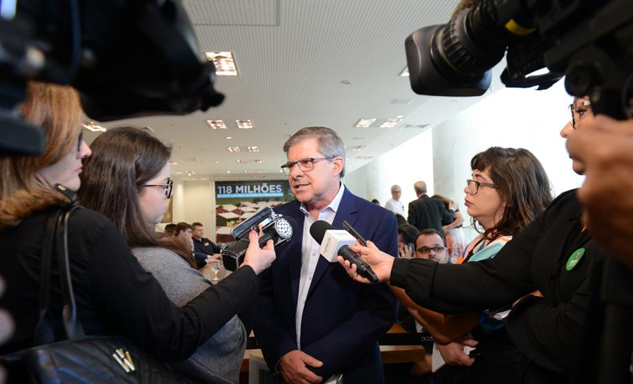 O governador Carlos Massa Ratinho Junior confirmou nesta quarta-feira (9) mais 1.494 novas casas populares para moradores de 33 municípios paranaenses. São imóveis financiados, casas repassadas gratuitamente a famílias de baixa renda e condomínios para pessoas idosas. O investimento é de R$ 118 milhões, com recursos do Tesouro Estadual, por meio do programa Habita Paraná, e de financiamento do Banco Interamericano de Desenvolvimento (BID).