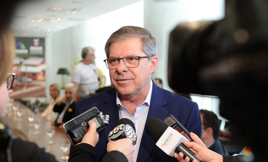 O governador Carlos Massa Ratinho Junior confirmou nesta quarta-feira (9) mais 1.494 novas casas populares para moradores de 33 municípios paranaenses. São imóveis financiados, casas repassadas gratuitamente a famílias de baixa renda e condomínios para pessoas idosas. O investimento é de R$ 118 milhões, com recursos do Tesouro Estadual, por meio do programa Habita Paraná, e de financiamento do Banco Interamericano de Desenvolvimento (BID).