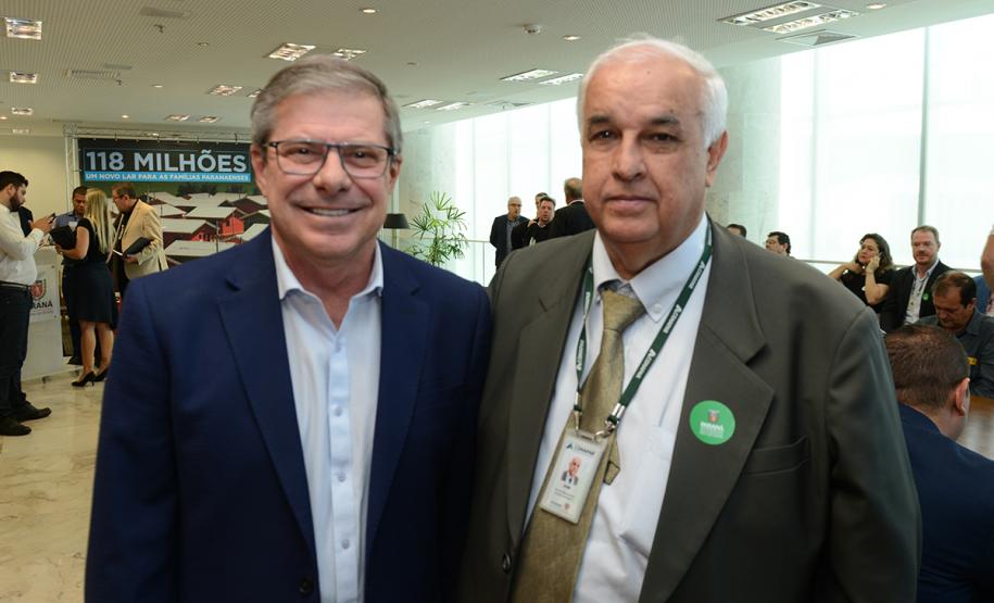 O governador Carlos Massa Ratinho Junior confirmou nesta quarta-feira (9) mais 1.494 novas casas populares para moradores de 33 municípios paranaenses. São imóveis financiados, casas repassadas gratuitamente a famílias de baixa renda e condomínios para pessoas idosas. O investimento é de R$ 118 milhões, com recursos do Tesouro Estadual, por meio do programa Habita Paraná, e de financiamento do Banco Interamericano de Desenvolvimento (BID).