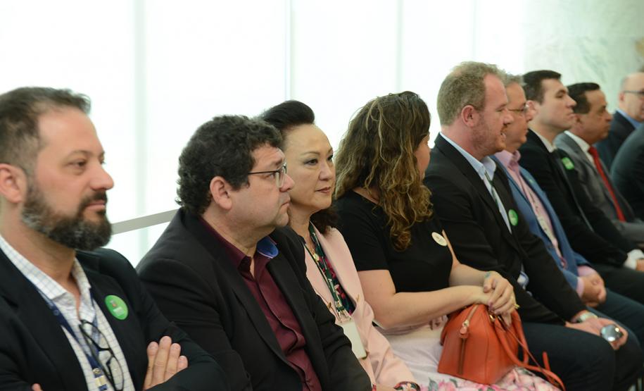 O governador Carlos Massa Ratinho Junior confirmou nesta quarta-feira (9) mais 1.494 novas casas populares para moradores de 33 municípios paranaenses. São imóveis financiados, casas repassadas gratuitamente a famílias de baixa renda e condomínios para pessoas idosas. O investimento é de R$ 118 milhões, com recursos do Tesouro Estadual, por meio do programa Habita Paraná, e de financiamento do Banco Interamericano de Desenvolvimento (BID).