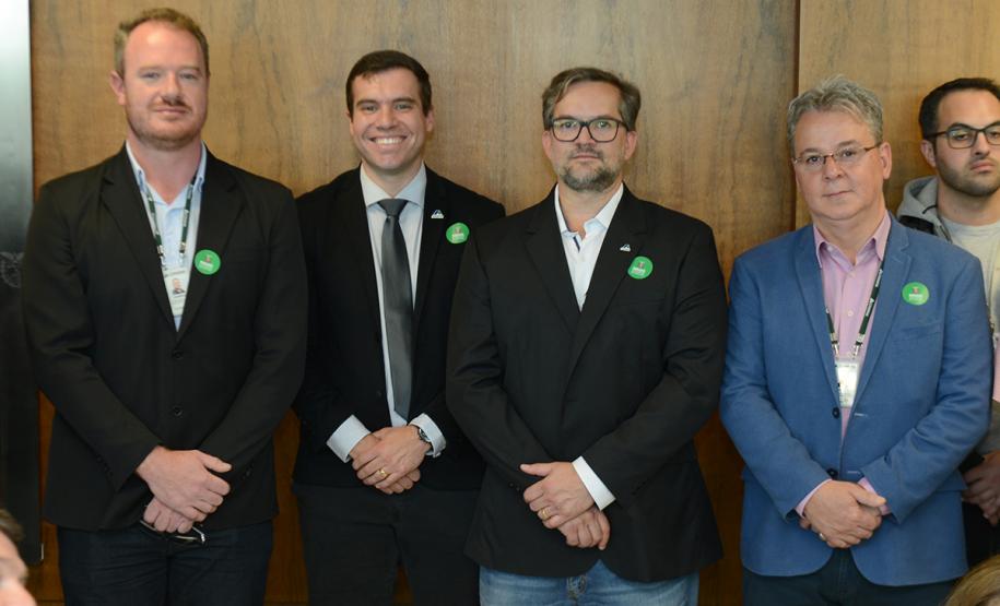 O governador Carlos Massa Ratinho Junior confirmou nesta quarta-feira (9) mais 1.494 novas casas populares para moradores de 33 municípios paranaenses. São imóveis financiados, casas repassadas gratuitamente a famílias de baixa renda e condomínios para pessoas idosas. O investimento é de R$ 118 milhões, com recursos do Tesouro Estadual, por meio do programa Habita Paraná, e de financiamento do Banco Interamericano de Desenvolvimento (BID).