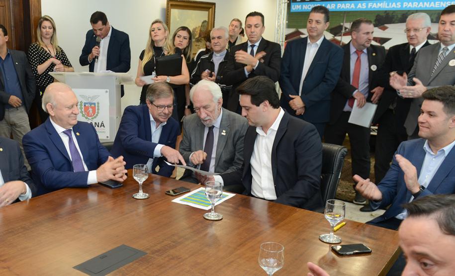 O governador Carlos Massa Ratinho Junior confirmou nesta quarta-feira (9) mais 1.494 novas casas populares para moradores de 33 municípios paranaenses. São imóveis financiados, casas repassadas gratuitamente a famílias de baixa renda e condomínios para pessoas idosas. O investimento é de R$ 118 milhões, com recursos do Tesouro Estadual, por meio do programa Habita Paraná, e de financiamento do Banco Interamericano de Desenvolvimento (BID).