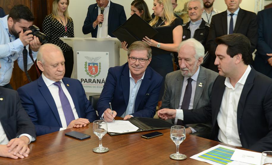 O governador Carlos Massa Ratinho Junior confirmou nesta quarta-feira (9) mais 1.494 novas casas populares para moradores de 33 municípios paranaenses. São imóveis financiados, casas repassadas gratuitamente a famílias de baixa renda e condomínios para pessoas idosas. O investimento é de R$ 118 milhões, com recursos do Tesouro Estadual, por meio do programa Habita Paraná, e de financiamento do Banco Interamericano de Desenvolvimento (BID).