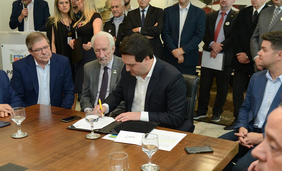 O governador Carlos Massa Ratinho Junior confirmou nesta quarta-feira (9) mais 1.494 novas casas populares para moradores de 33 municípios paranaenses. São imóveis financiados, casas repassadas gratuitamente a famílias de baixa renda e condomínios para pessoas idosas. O investimento é de R$ 118 milhões, com recursos do Tesouro Estadual, por meio do programa Habita Paraná, e de financiamento do Banco Interamericano de Desenvolvimento (BID).