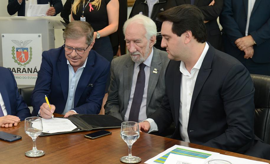 O governador Carlos Massa Ratinho Junior confirmou nesta quarta-feira (9) mais 1.494 novas casas populares para moradores de 33 municípios paranaenses. São imóveis financiados, casas repassadas gratuitamente a famílias de baixa renda e condomínios para pessoas idosas. O investimento é de R$ 118 milhões, com recursos do Tesouro Estadual, por meio do programa Habita Paraná, e de financiamento do Banco Interamericano de Desenvolvimento (BID).