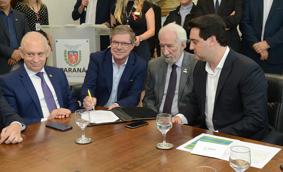 O governador Carlos Massa Ratinho Junior confirmou nesta quarta-feira (9) mais 1.494 novas casas populares para moradores de 33 municípios paranaenses. São imóveis financiados, casas repassadas gratuitamente a famílias de baixa renda e condomínios para pessoas idosas. O investimento é de R$ 118 milhões, com recursos do Tesouro Estadual, por meio do programa Habita Paraná, e de financiamento do Banco Interamericano de Desenvolvimento (BID).