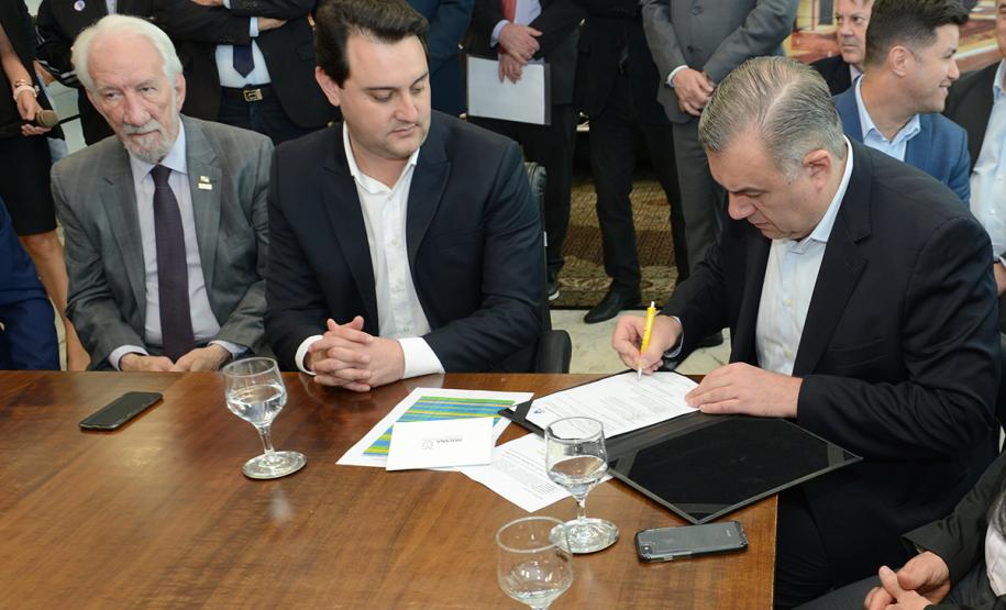 O governador Carlos Massa Ratinho Junior confirmou nesta quarta-feira (9) mais 1.494 novas casas populares para moradores de 33 municípios paranaenses. São imóveis financiados, casas repassadas gratuitamente a famílias de baixa renda e condomínios para pessoas idosas. O investimento é de R$ 118 milhões, com recursos do Tesouro Estadual, por meio do programa Habita Paraná, e de financiamento do Banco Interamericano de Desenvolvimento (BID).