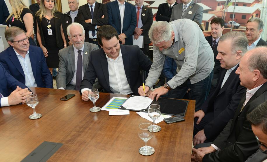 O governador Carlos Massa Ratinho Junior confirmou nesta quarta-feira (9) mais 1.494 novas casas populares para moradores de 33 municípios paranaenses. São imóveis financiados, casas repassadas gratuitamente a famílias de baixa renda e condomínios para pessoas idosas. O investimento é de R$ 118 milhões, com recursos do Tesouro Estadual, por meio do programa Habita Paraná, e de financiamento do Banco Interamericano de Desenvolvimento (BID).