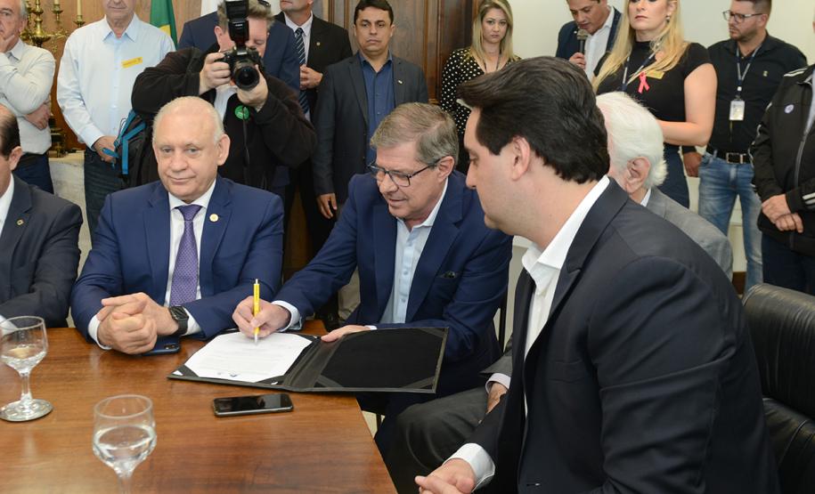 O governador Carlos Massa Ratinho Junior confirmou nesta quarta-feira (9) mais 1.494 novas casas populares para moradores de 33 municípios paranaenses. São imóveis financiados, casas repassadas gratuitamente a famílias de baixa renda e condomínios para pessoas idosas. O investimento é de R$ 118 milhões, com recursos do Tesouro Estadual, por meio do programa Habita Paraná, e de financiamento do Banco Interamericano de Desenvolvimento (BID).