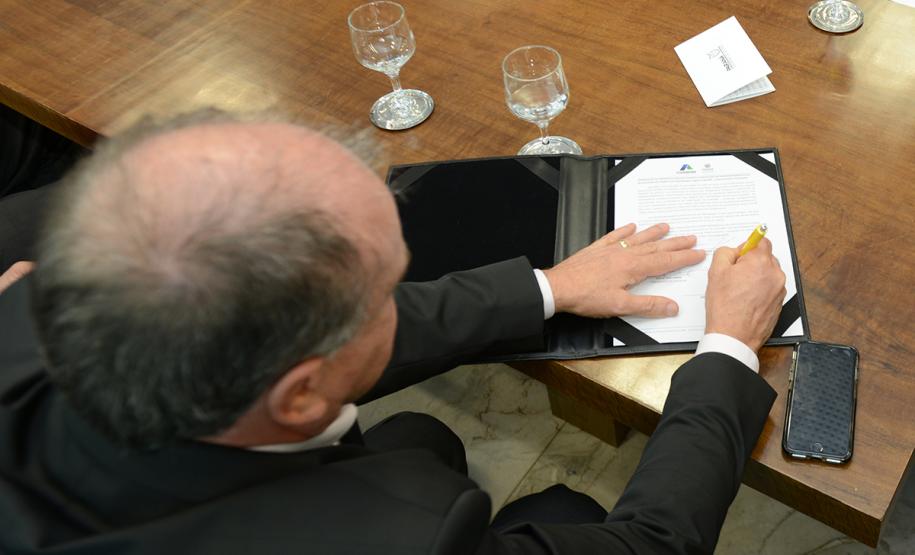 O governador Carlos Massa Ratinho Junior confirmou nesta quarta-feira (9) mais 1.494 novas casas populares para moradores de 33 municípios paranaenses. São imóveis financiados, casas repassadas gratuitamente a famílias de baixa renda e condomínios para pessoas idosas. O investimento é de R$ 118 milhões, com recursos do Tesouro Estadual, por meio do programa Habita Paraná, e de financiamento do Banco Interamericano de Desenvolvimento (BID).