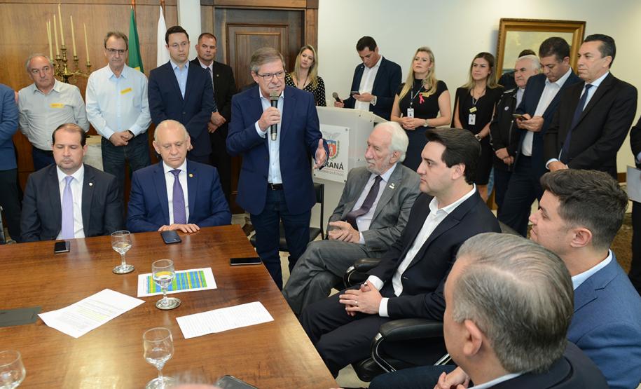 O governador Carlos Massa Ratinho Junior confirmou nesta quarta-feira (9) mais 1.494 novas casas populares para moradores de 33 municípios paranaenses. São imóveis financiados, casas repassadas gratuitamente a famílias de baixa renda e condomínios para pessoas idosas. O investimento é de R$ 118 milhões, com recursos do Tesouro Estadual, por meio do programa Habita Paraná, e de financiamento do Banco Interamericano de Desenvolvimento (BID).