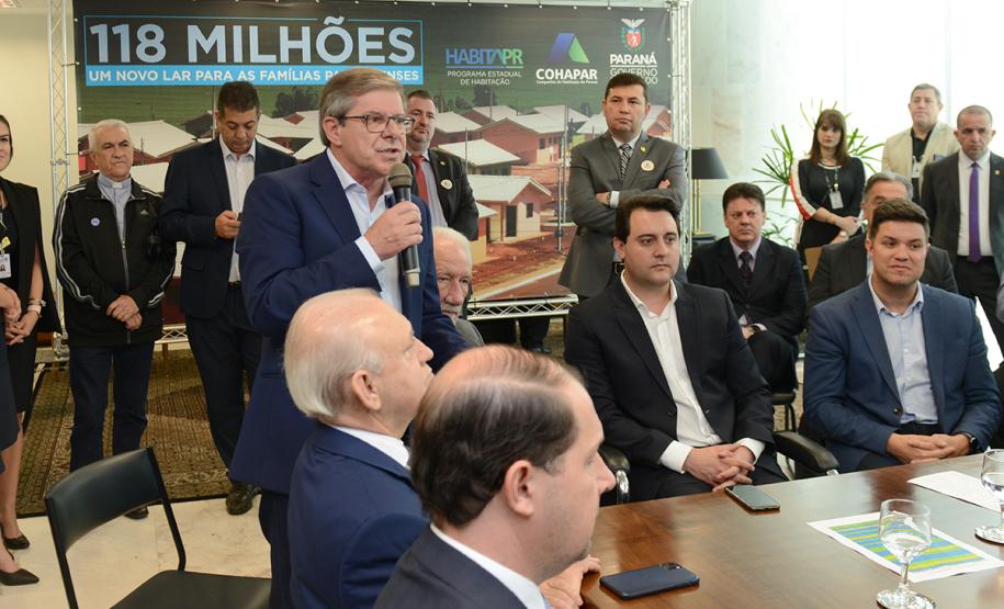 O governador Carlos Massa Ratinho Junior confirmou nesta quarta-feira (9) mais 1.494 novas casas populares para moradores de 33 municípios paranaenses. São imóveis financiados, casas repassadas gratuitamente a famílias de baixa renda e condomínios para pessoas idosas. O investimento é de R$ 118 milhões, com recursos do Tesouro Estadual, por meio do programa Habita Paraná, e de financiamento do Banco Interamericano de Desenvolvimento (BID).