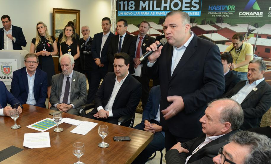 O governador Carlos Massa Ratinho Junior confirmou nesta quarta-feira (9) mais 1.494 novas casas populares para moradores de 33 municípios paranaenses. São imóveis financiados, casas repassadas gratuitamente a famílias de baixa renda e condomínios para pessoas idosas. O investimento é de R$ 118 milhões, com recursos do Tesouro Estadual, por meio do programa Habita Paraná, e de financiamento do Banco Interamericano de Desenvolvimento (BID).