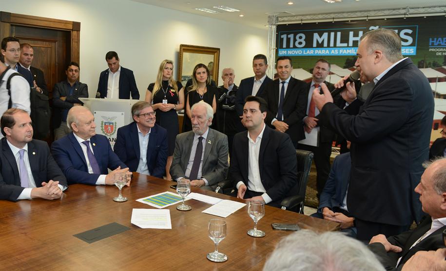 O governador Carlos Massa Ratinho Junior confirmou nesta quarta-feira (9) mais 1.494 novas casas populares para moradores de 33 municípios paranaenses. São imóveis financiados, casas repassadas gratuitamente a famílias de baixa renda e condomínios para pessoas idosas. O investimento é de R$ 118 milhões, com recursos do Tesouro Estadual, por meio do programa Habita Paraná, e de financiamento do Banco Interamericano de Desenvolvimento (BID).
