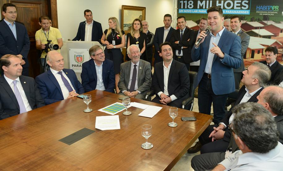 O governador Carlos Massa Ratinho Junior confirmou nesta quarta-feira (9) mais 1.494 novas casas populares para moradores de 33 municípios paranaenses. São imóveis financiados, casas repassadas gratuitamente a famílias de baixa renda e condomínios para pessoas idosas. O investimento é de R$ 118 milhões, com recursos do Tesouro Estadual, por meio do programa Habita Paraná, e de financiamento do Banco Interamericano de Desenvolvimento (BID).