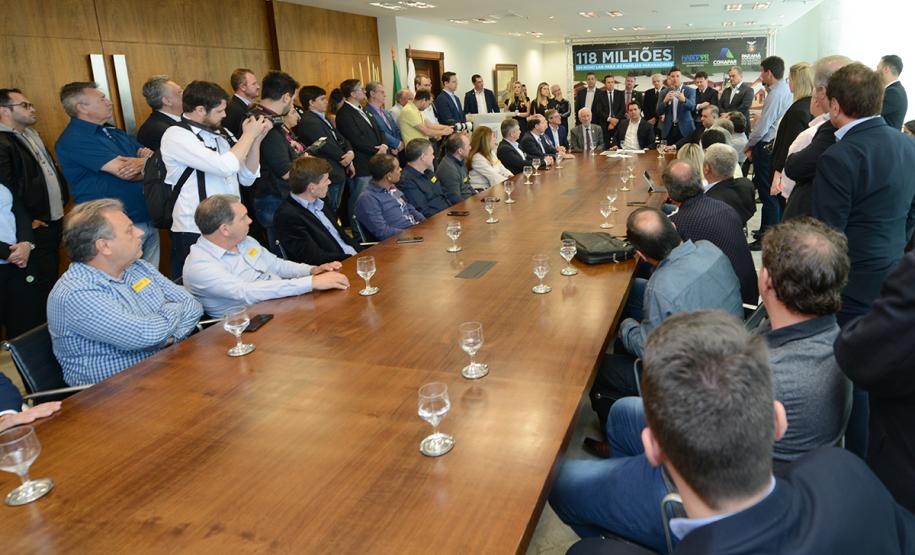 O governador Carlos Massa Ratinho Junior confirmou nesta quarta-feira (9) mais 1.494 novas casas populares para moradores de 33 municípios paranaenses. São imóveis financiados, casas repassadas gratuitamente a famílias de baixa renda e condomínios para pessoas idosas. O investimento é de R$ 118 milhões, com recursos do Tesouro Estadual, por meio do programa Habita Paraná, e de financiamento do Banco Interamericano de Desenvolvimento (BID).