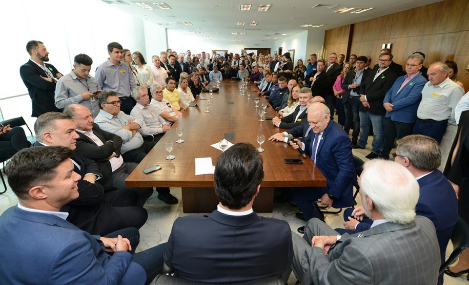 O governador Carlos Massa Ratinho Junior confirmou nesta quarta-feira (9) mais 1.494 novas casas populares para moradores de 33 municípios paranaenses. São imóveis financiados, casas repassadas gratuitamente a famílias de baixa renda e condomínios para pessoas idosas. O investimento é de R$ 118 milhões, com recursos do Tesouro Estadual, por meio do programa Habita Paraná, e de financiamento do Banco Interamericano de Desenvolvimento (BID).