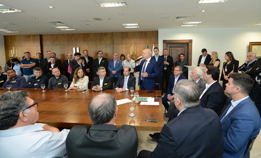 O governador Carlos Massa Ratinho Junior confirmou nesta quarta-feira (9) mais 1.494 novas casas populares para moradores de 33 municípios paranaenses. São imóveis financiados, casas repassadas gratuitamente a famílias de baixa renda e condomínios para pessoas idosas. O investimento é de R$ 118 milhões, com recursos do Tesouro Estadual, por meio do programa Habita Paraná, e de financiamento do Banco Interamericano de Desenvolvimento (BID).