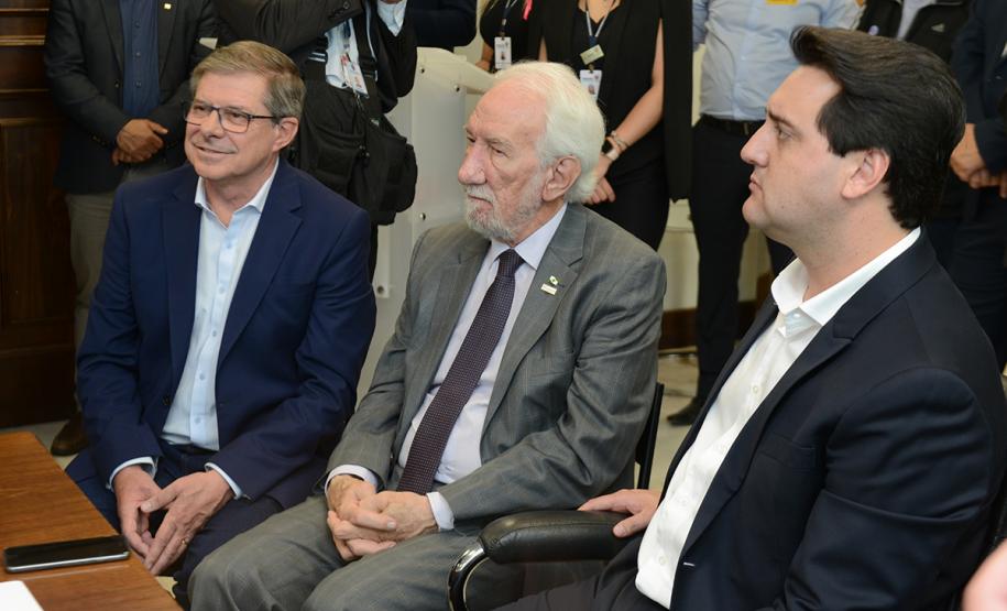 O governador Carlos Massa Ratinho Junior confirmou nesta quarta-feira (9) mais 1.494 novas casas populares para moradores de 33 municípios paranaenses. São imóveis financiados, casas repassadas gratuitamente a famílias de baixa renda e condomínios para pessoas idosas. O investimento é de R$ 118 milhões, com recursos do Tesouro Estadual, por meio do programa Habita Paraná, e de financiamento do Banco Interamericano de Desenvolvimento (BID).