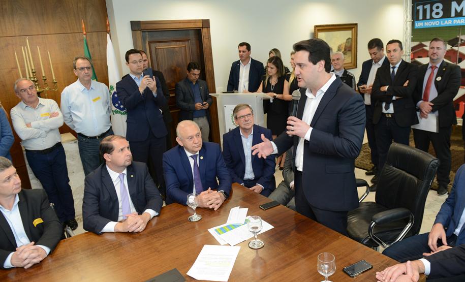 O governador Carlos Massa Ratinho Junior confirmou nesta quarta-feira (9) mais 1.494 novas casas populares para moradores de 33 municípios paranaenses. São imóveis financiados, casas repassadas gratuitamente a famílias de baixa renda e condomínios para pessoas idosas. O investimento é de R$ 118 milhões, com recursos do Tesouro Estadual, por meio do programa Habita Paraná, e de financiamento do Banco Interamericano de Desenvolvimento (BID).