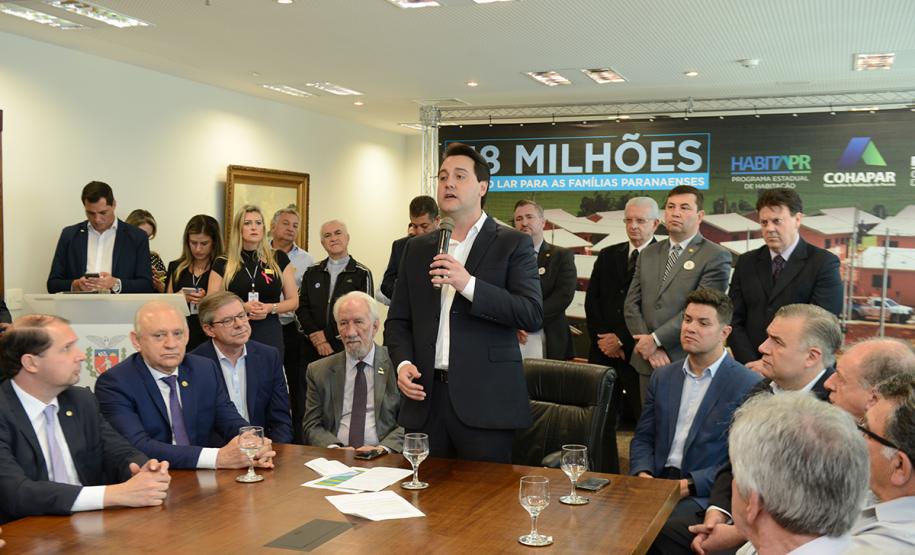 O governador Carlos Massa Ratinho Junior confirmou nesta quarta-feira (9) mais 1.494 novas casas populares para moradores de 33 municípios paranaenses. São imóveis financiados, casas repassadas gratuitamente a famílias de baixa renda e condomínios para pessoas idosas. O investimento é de R$ 118 milhões, com recursos do Tesouro Estadual, por meio do programa Habita Paraná, e de financiamento do Banco Interamericano de Desenvolvimento (BID).