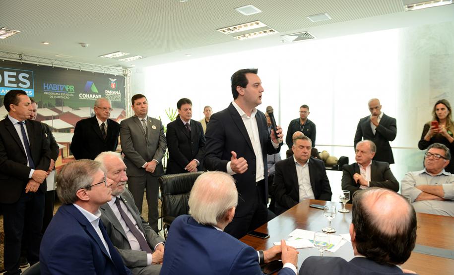 O governador Carlos Massa Ratinho Junior confirmou nesta quarta-feira (9) mais 1.494 novas casas populares para moradores de 33 municípios paranaenses. São imóveis financiados, casas repassadas gratuitamente a famílias de baixa renda e condomínios para pessoas idosas. O investimento é de R$ 118 milhões, com recursos do Tesouro Estadual, por meio do programa Habita Paraná, e de financiamento do Banco Interamericano de Desenvolvimento (BID).