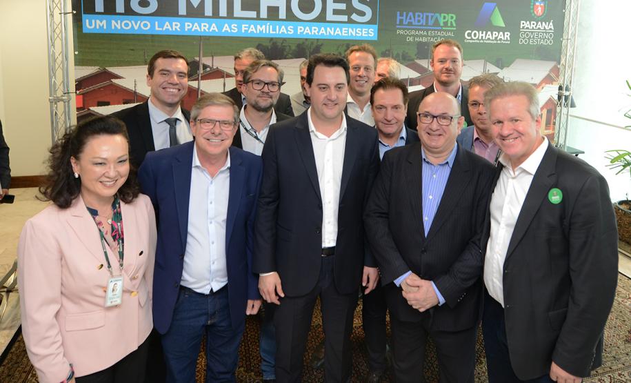 O governador Carlos Massa Ratinho Junior confirmou nesta quarta-feira (9) mais 1.494 novas casas populares para moradores de 33 municípios paranaenses. São imóveis financiados, casas repassadas gratuitamente a famílias de baixa renda e condomínios para pessoas idosas. O investimento é de R$ 118 milhões, com recursos do Tesouro Estadual, por meio do programa Habita Paraná, e de financiamento do Banco Interamericano de Desenvolvimento (BID).