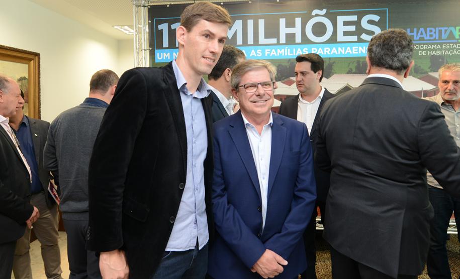 O governador Carlos Massa Ratinho Junior confirmou nesta quarta-feira (9) mais 1.494 novas casas populares para moradores de 33 municípios paranaenses. São imóveis financiados, casas repassadas gratuitamente a famílias de baixa renda e condomínios para pessoas idosas. O investimento é de R$ 118 milhões, com recursos do Tesouro Estadual, por meio do programa Habita Paraná, e de financiamento do Banco Interamericano de Desenvolvimento (BID).