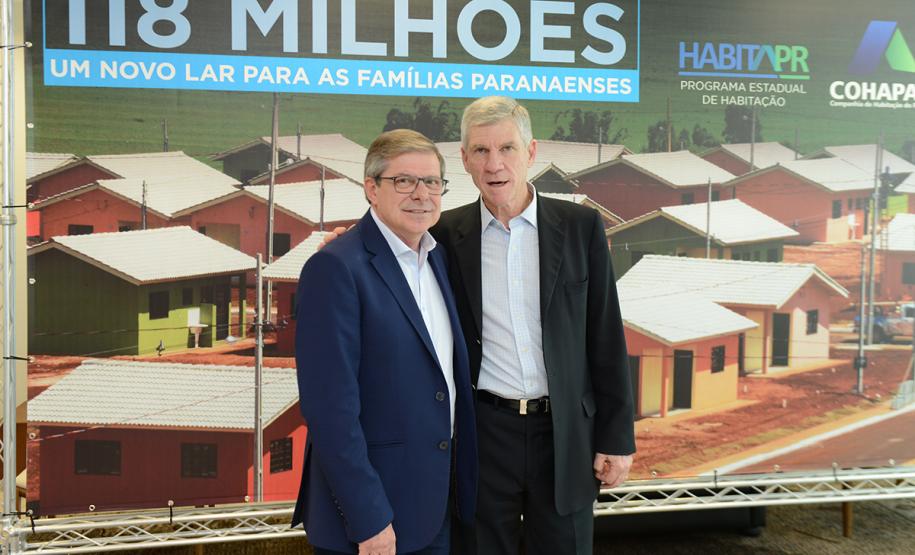 O governador Carlos Massa Ratinho Junior confirmou nesta quarta-feira (9) mais 1.494 novas casas populares para moradores de 33 municípios paranaenses. São imóveis financiados, casas repassadas gratuitamente a famílias de baixa renda e condomínios para pessoas idosas. O investimento é de R$ 118 milhões, com recursos do Tesouro Estadual, por meio do programa Habita Paraná, e de financiamento do Banco Interamericano de Desenvolvimento (BID).