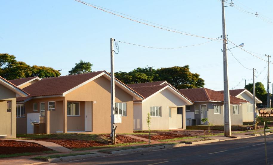 Em Nova Esperança, 133 famílias recebem novas moradias O governador Carlos Massa Ratinho Junior entregou nesta sexta-feira (11) as chaves de 133 casas populares a famílias de Nova Esperança, na região Noroeste do Paraná. O Residencial Pioneiro Orestes Men recebeu R$ 10,4 milhões de investimentos do Governo do Estado, Governo Federal e município em sua construção.