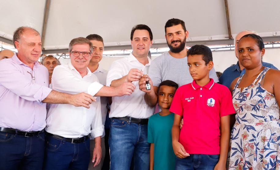 Em Nova Esperança, 133 famílias recebem novas moradias O governador Carlos Massa Ratinho Junior entregou nesta sexta-feira (11) as chaves de 133 casas populares a famílias de Nova Esperança, na região Noroeste do Paraná. O Residencial Pioneiro Orestes Men recebeu R$ 10,4 milhões de investimentos do Governo do Estado, Governo Federal e município em sua construção.