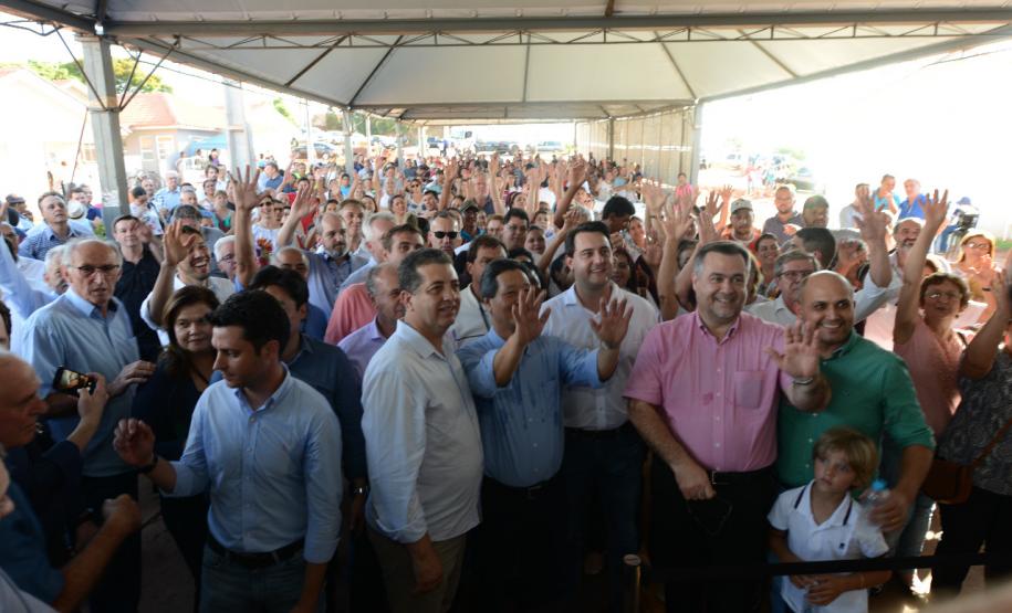 Em Nova Esperança, 133 famílias recebem novas moradias O governador Carlos Massa Ratinho Junior entregou nesta sexta-feira (11) as chaves de 133 casas populares a famílias de Nova Esperança, na região Noroeste do Paraná. O Residencial Pioneiro Orestes Men recebeu R$ 10,4 milhões de investimentos do Governo do Estado, Governo Federal e município em sua construção.