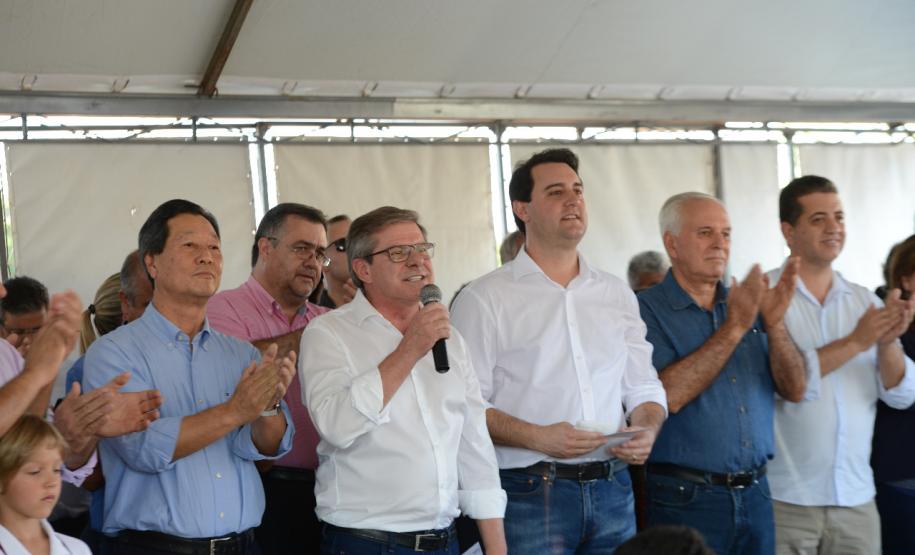 Em Nova Esperança, 133 famílias recebem novas moradias O governador Carlos Massa Ratinho Junior entregou nesta sexta-feira (11) as chaves de 133 casas populares a famílias de Nova Esperança, na região Noroeste do Paraná. O Residencial Pioneiro Orestes Men recebeu R$ 10,4 milhões de investimentos do Governo do Estado, Governo Federal e município em sua construção.