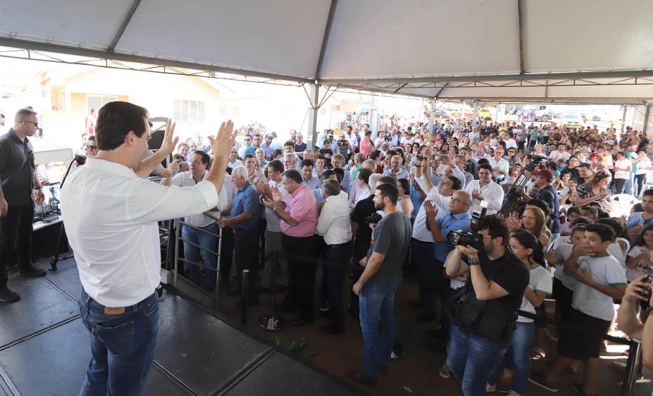 GOVERNADOR ENTREGA CASAS POPULARES EM NOVA ESPERANÇA. O governador Carlos Massa Ratinho Junior repassou nesta sexta-feira (11), em Nova Esperança, as chaves de moradias populares para 133 famílias do município. Presentes: prefeito de Nova Esperança, Moacir Olivatti, secretários: da Saúde, Beto Preto; de Desenvolvimento Urbano, João Carlos Ortega; presidente da Cohapar, Jorge Lange; entre outros.Nova Esperança, 11-10-19.Foto: Arnaldo Alves / AEN.