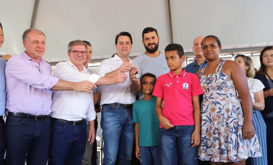 GOVERNADOR ENTREGA CASAS POPULARES EM NOVA ESPERANÇA. O governador Carlos Massa Ratinho Junior repassou nesta sexta-feira (11), em Nova Esperança, as chaves de moradias populares para 133 famílias do município. Presentes: prefeito de Nova Esperança, Moacir Olivatti, secretários: da Saúde, Beto Preto; de Desenvolvimento Urbano, João Carlos Ortega; presidente da Cohapar, Jorge Lange; entre outros.Nova Esperança, 11-10-19.Foto: Arnaldo Alves / AEN.