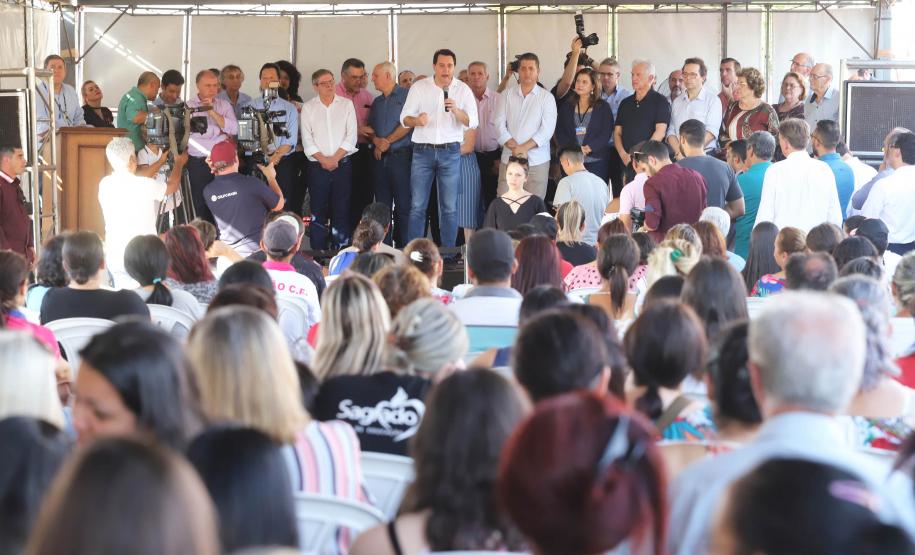 GOVERNADOR ENTREGA CASAS POPULARES EM NOVA ESPERANÇA. O governador Carlos Massa Ratinho Junior repassou nesta sexta-feira (11), em Nova Esperança, as chaves de moradias populares para 133 famílias do município. Presentes: prefeito de Nova Esperança, Moacir Olivatti, secretários: da Saúde, Beto Preto; de Desenvolvimento Urbano, João Carlos Ortega; presidente da Cohapar, Jorge Lange; entre outros.Nova Esperança, 11-10-19.Foto: Arnaldo Alves / AEN.