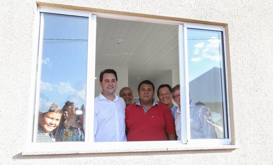 GOVERNADOR ENTREGA CASAS POPULARES EM NOVA ESPERANÇA. O governador Carlos Massa Ratinho Junior repassou nesta sexta-feira (11), em Nova Esperança, as chaves de moradias populares para 133 famílias do município. Presentes: prefeito de Nova Esperança, Moacir Olivatti, secretários: da Saúde, Beto Preto; de Desenvolvimento Urbano, João Carlos Ortega; presidente da Cohapar, Jorge Lange; entre outros.Nova Esperança, 11-10-19.Foto: Arnaldo Alves / AEN.
