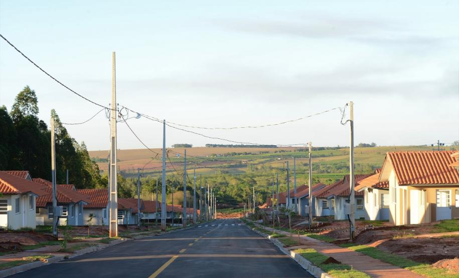 Em Nova Esperança, 133 famílias recebem novas moradias O governador Carlos Massa Ratinho Junior entregou nesta sexta-feira (11) as chaves de 133 casas populares a famílias de Nova Esperança, na região Noroeste do Paraná. O Residencial Pioneiro Orestes Men recebeu R$ 10,4 milhões de investimentos do Governo do Estado, Governo Federal e município em sua construção.