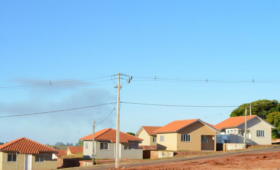 Em Nova Esperança, 133 famílias recebem novas moradias O governador Carlos Massa Ratinho Junior entregou nesta sexta-feira (11) as chaves de 133 casas populares a famílias de Nova Esperança, na região Noroeste do Paraná. O Residencial Pioneiro Orestes Men recebeu R$ 10,4 milhões de investimentos do Governo do Estado, Governo Federal e município em sua construção.