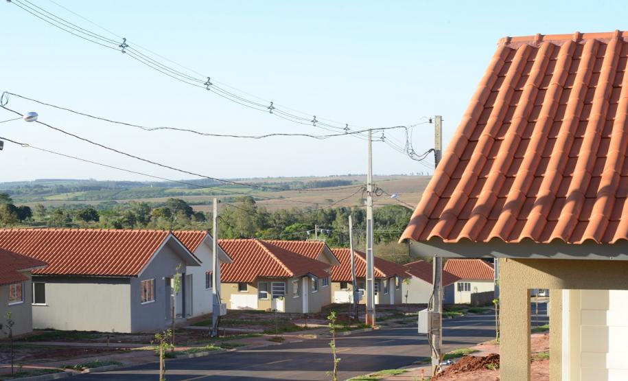 Em Nova Esperança, 133 famílias recebem novas moradias O governador Carlos Massa Ratinho Junior entregou nesta sexta-feira (11) as chaves de 133 casas populares a famílias de Nova Esperança, na região Noroeste do Paraná. O Residencial Pioneiro Orestes Men recebeu R$ 10,4 milhões de investimentos do Governo do Estado, Governo Federal e município em sua construção.