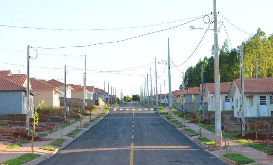 Em Nova Esperança, 133 famílias recebem novas moradias O governador Carlos Massa Ratinho Junior entregou nesta sexta-feira (11) as chaves de 133 casas populares a famílias de Nova Esperança, na região Noroeste do Paraná. O Residencial Pioneiro Orestes Men recebeu R$ 10,4 milhões de investimentos do Governo do Estado, Governo Federal e município em sua construção.