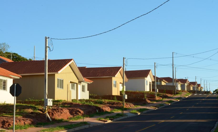 Em Nova Esperança, 133 famílias recebem novas moradias O governador Carlos Massa Ratinho Junior entregou nesta sexta-feira (11) as chaves de 133 casas populares a famílias de Nova Esperança, na região Noroeste do Paraná. O Residencial Pioneiro Orestes Men recebeu R$ 10,4 milhões de investimentos do Governo do Estado, Governo Federal e município em sua construção.