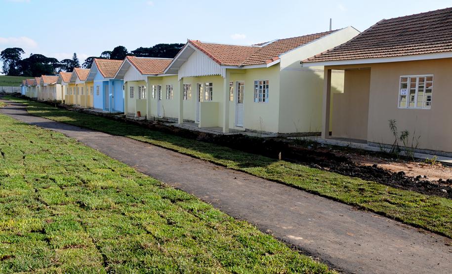 Governo do Estado e Prefeitura de Piraquara discutem obras de infraestrutura para o Guarituba O bairro Guarituba, em Piraquara, passa por uma extensa intervenção do poder público, com obras de habitação popular, infraestrutura, saneamento, urbanização e regularização fundiária, financiadas pelo Programa de Aceleração do Crescimento (PAC). Como as obras acontecem simultaneamente e são executadas por diversos órgãos, técnicos da Cohapar, Sanepar e prefeitura se reuniram nesta semana para alinhar as ações de trabalho.