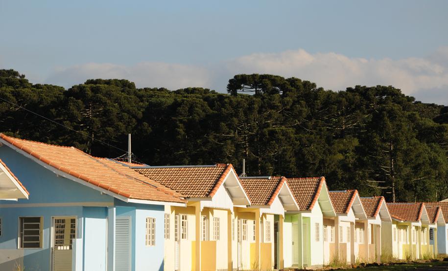 Governo do Estado e Prefeitura de Piraquara discutem obras de infraestrutura para o Guarituba O bairro Guarituba, em Piraquara, passa por uma extensa intervenção do poder público, com obras de habitação popular, infraestrutura, saneamento, urbanização e regularização fundiária, financiadas pelo Programa de Aceleração do Crescimento (PAC). Como as obras acontecem simultaneamente e são executadas por diversos órgãos, técnicos da Cohapar, Sanepar e prefeitura se reuniram nesta semana para alinhar as ações de trabalho.