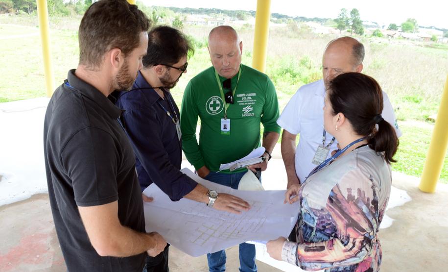 O bairro Guarituba, em Piraquara, passa por uma extensa intervenção do poder público, com obras de habitação popular, infraestrutura, saneamento, urbanização e regularização fundiária, financiadas pelo Programa de Aceleração do Crescimento (PAC). Como as obras acontecem simultaneamente e são executadas por diversos órgãos, técnicos da Cohapar, Sanepar e prefeitura se reuniram nesta semana para alinhar as ações de trabalho.