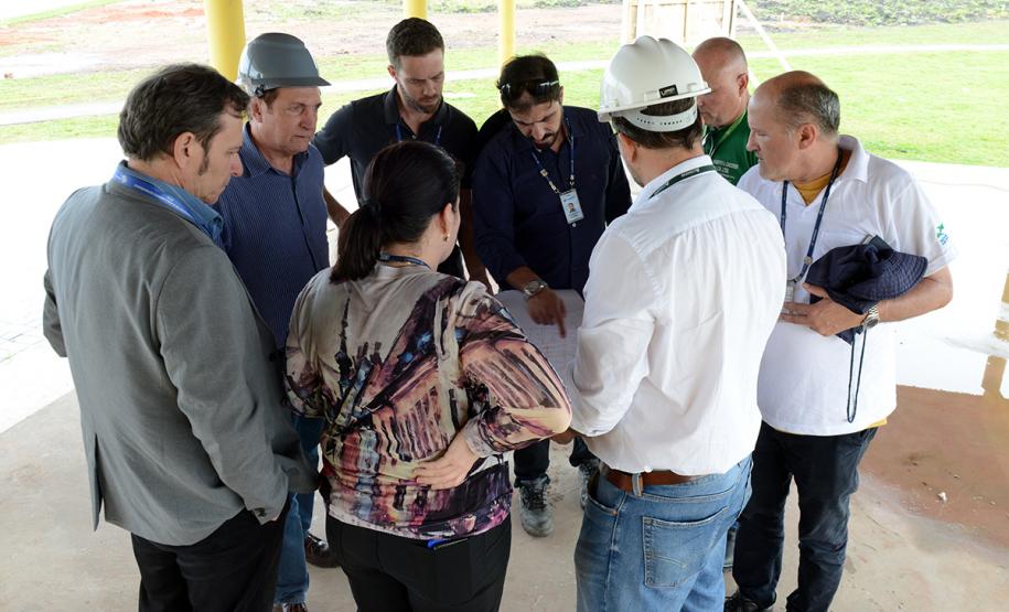 O bairro Guarituba, em Piraquara, passa por uma extensa intervenção do poder público, com obras de habitação popular, infraestrutura, saneamento, urbanização e regularização fundiária, financiadas pelo Programa de Aceleração do Crescimento (PAC). Como as obras acontecem simultaneamente e são executadas por diversos órgãos, técnicos da Cohapar, Sanepar e prefeitura se reuniram nesta semana para alinhar as ações de trabalho.